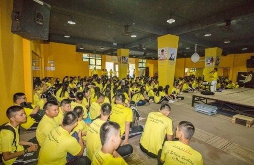 Студенты колледжа «Алмаз надежды» обучаются упражнениям Фалуньгун, июль 2016 года. Индонезия
