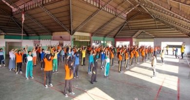 Сто двадцать студентов и преподавателей колледжа Путраджайя обучаются упражнениям Фалуньгун, июль 2016 года. Индонезия