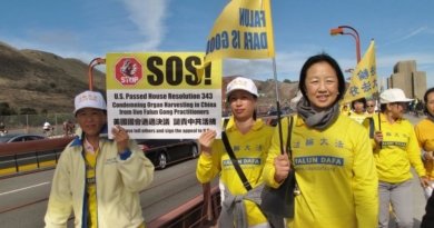 Последователи Фалуньгун проходят по мосту Золотые Ворота 23 октября 2016 года, чтобы привлечь внимание к преследованию этой духовной практики в Китае. Фото: En.minghui.org