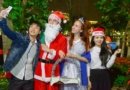 Многие вьетнамцы желали сделать сэлфи со Снегурочкой-иностранкой и Дедом Морозом