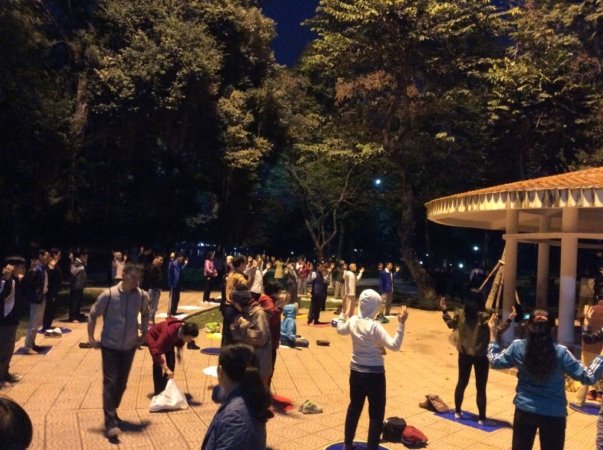 Вечерние занятия в парке Ханоя