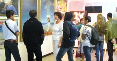 На выставке картин китайских художников «Истина Доброта Терпение ― искусство, дарованное свыше», г.Батайск, 2015 г.