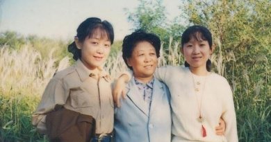 Цзин Тянь (слева), её мать (в центре) и сестра Цзин Кай (справа)