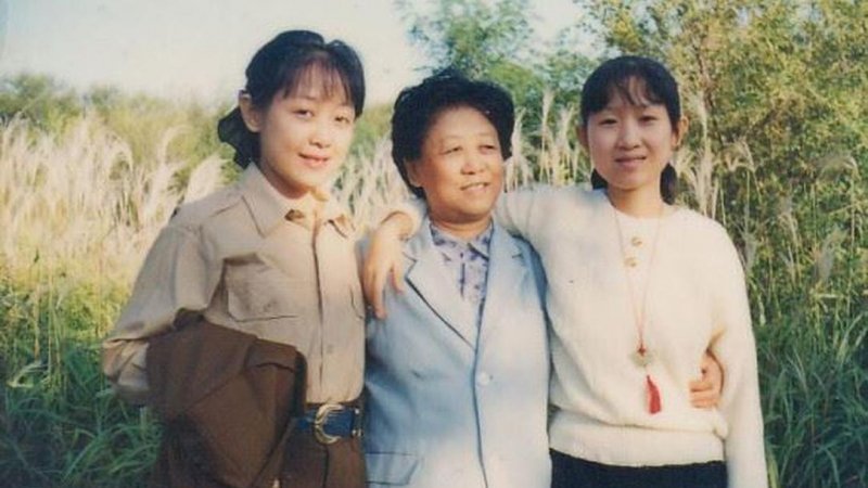 Цзин Тянь (слева), её мать (в центре) и сестра Цзин Кай (справа)