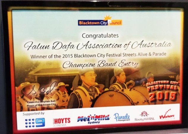 Небесный оркестр Фалунь Дафа был отмечен как «Лучший оркестр» на праздничном городском параде города Блэктауна 2015 года