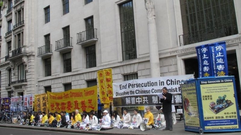 22 апреля 2017 года практикующие Фалуньгун собрались у посольства Китая в Лондоне, чтобы рассказать людям о преследовании последователей этой практики в Китае