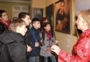 Юные зрители внимательно слушают экскурсовода. Международная художественная выставка "Искусство Чжэнь Шань Жэнь", Харьков, 2017 г.
