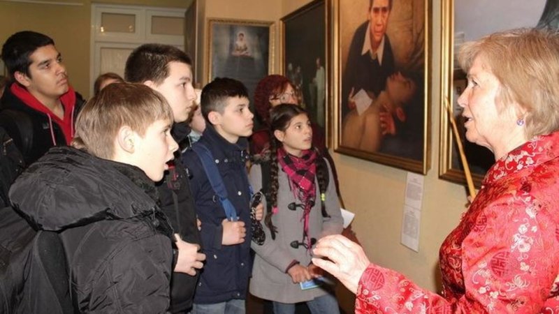 Юные зрители внимательно слушают экскурсовода. Международная художественная выставка "Искусство Чжэнь Шань Жэнь", Харьков, 2017 г.