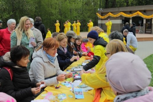Акция "Лепестки мира" во Всемирный день Фалунь Дафа в Москве