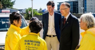 Член Законодательного собрания Западной Австралии Питер Абетц (второй справа) поддержал автомобильный тур Фалуньгун