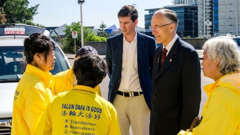 Член Законодательного собрания Западной Австралии Питер Абетц (второй справа) поддержал автомобильный тур Фалуньгун