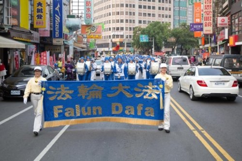 Последователи Фалуньгун на параде «Благословение конца года»