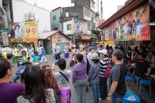 Жители г. Тунь Чаочжоу с удовольствием наблюдают за парадом