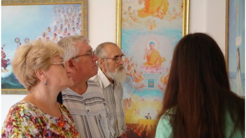 С большим вниманием люди слушают гидов на Международной художественной выставке "Истина, Доброта, Терпение". Челябинск, 2016 г.