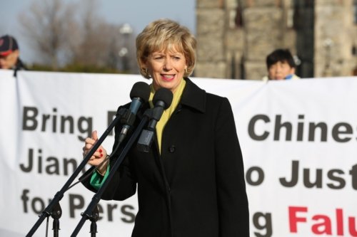 Джуди Сгро, член парламента, рассказывает о поддержке со стороны премьер-министра во время митинга Фалуньгун 9 декабря 2015 года