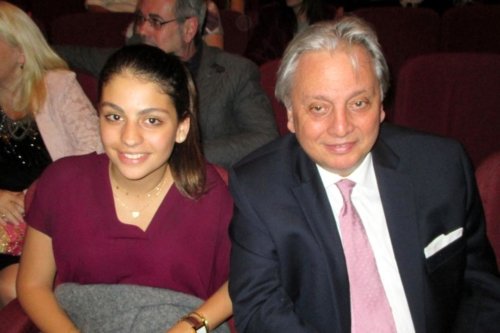 Антонио Раймонд Андари, посол Ливана, с дочерью Реаей на представлении Shen Yun в Буэнос-Айресе (Аргентина), 13 апреля 2017 года