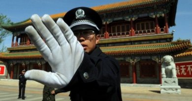 Китайский полицейский запрещает фотосъёмку рядом с Чжуннаньхаем. Фото: еpochtimes.com.ua