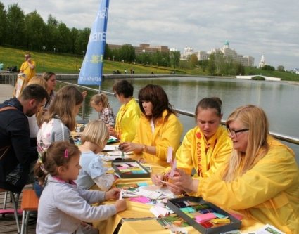 Акция «Лепестки мира» в Москве в парке Олимпийской деревни. Фото: Ю.Сафронова