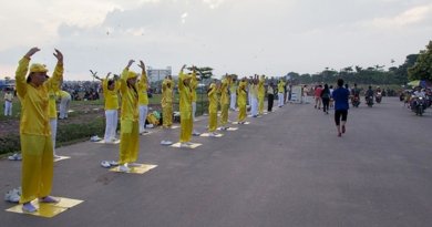 Практикующие выполняют упражнения Фалуньгун в районе Сентоса, Индонезия