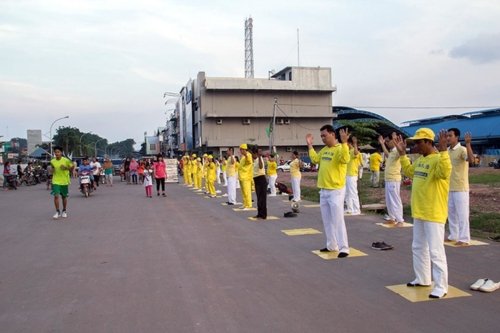 Практикующие выполняют упражнения Фалуньгун в районе Сентоса, Индонезия