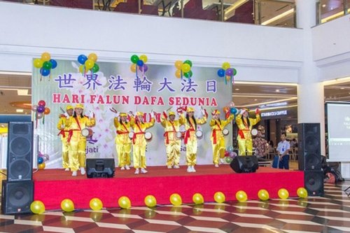 Празднование Всемирного Дня Фалунь Дафа в торговом центре, Индонезия