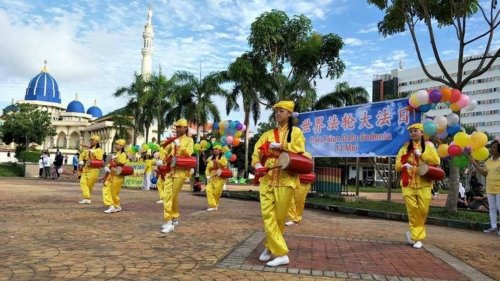 Празднование Всемирного дня Фалунь Дафа перед мэрией города Батама, Индонезия