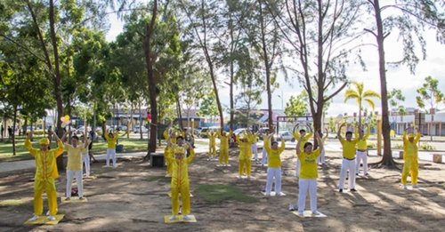 Практикующие Фалуньгун выполняют упражнения в популярном туристическом месте, Индонезия