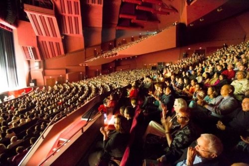 Дневное представление международной компании Shen Yun в Центре искусств «Сегерстром» в городе Коста-Меса (штат Калифорния, США), 9 апреля 2017 года