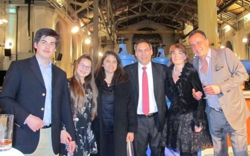 Александр Орлов (четвёртый слева), исполнительный директор компании Swiss Dragons Management, на представлении Shen Yun в Женеве, 7 апреля 2017 года. Он является потомком знатного рода Орловых, служившего русским царям, и сыном принцессы Фадии, дочери последнего короля Египта Фарука