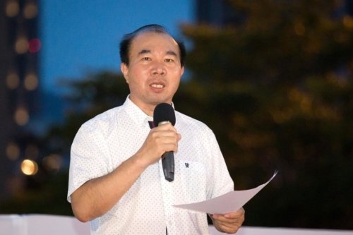 Советник города Тайбэй Чжан Мао-нань восхищается мужеством практикующих Фалуньгун