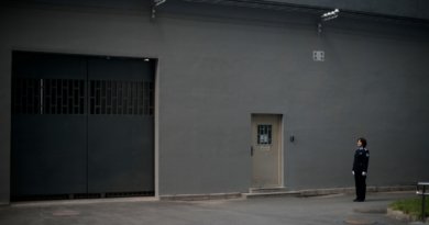 Это "официальная" тюрьма Китая. Сюда попадают по решению суда. А без суда сажают в "неофициальные" тюрьмы