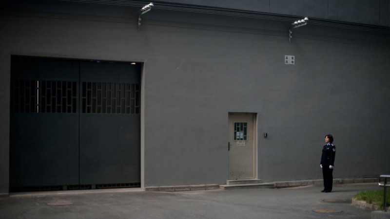 Это "официальная" тюрьма Китая. Сюда попадают по решению суда. А без суда сажают в "неофициальные" тюрьмы