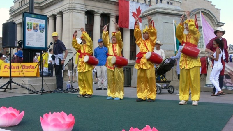 Практикующие Фалуньгун отмечают День Канады