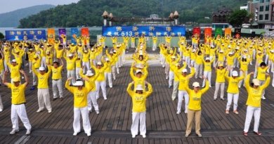Последователи Фалуньгун выполняют упражнения своей практики. Тайвань