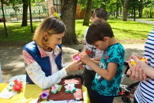 Дети с удовольствием учатся делать из бумаги цветки лотоса