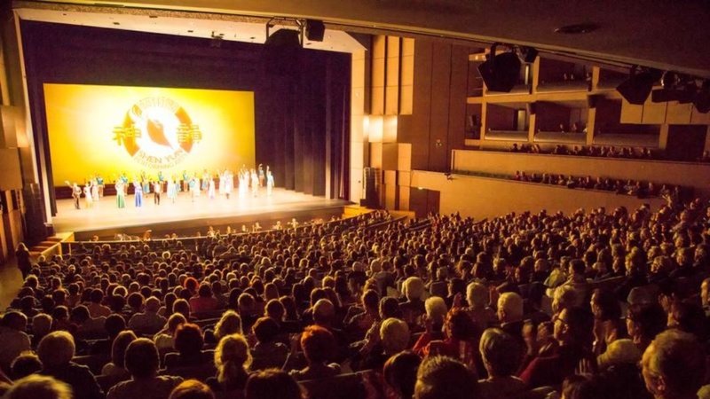 Артисты Shen Yun выходят на поклон в театре «Корум» в городе Монпелье (Франция), 26 апреля 2017 года