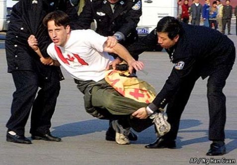 Арест западного последователя Фалуньгун на площади Тяньаньмэнь в Пекине