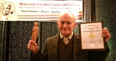 Адвокат по правам человека Дэвид Мэйтас получил премию Махатмы Ганди, 8 июня 2017 года, Виннипег, Канада. Фото: Zheng Liu/The Epoch Times