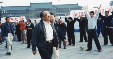 У Шаочжу, директор государственного Спортивного комитета, наблюдает за выполнением упражнений цигун. Фото с сайта minghui.org