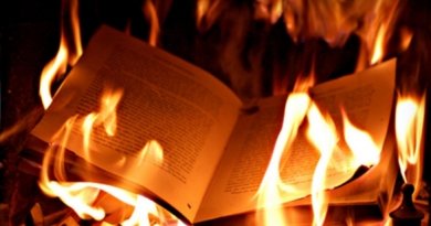 В первые три месяца подавления Фалуньгун на улицах городов Китая массово сжигали книги