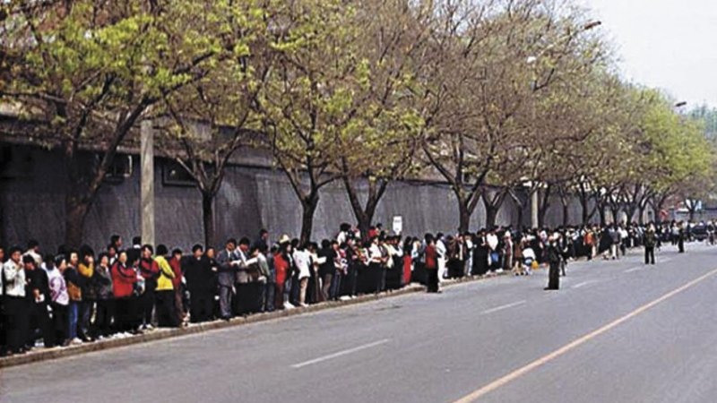 25 апреля. Последователи Фалуньгун на западной стороне ул. Фуюй