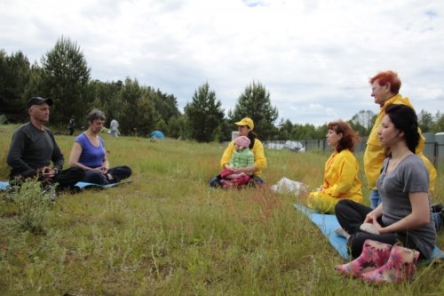 Обучение упражнениям Фалуньгун в эколагере. Фото: Юлия Карпова