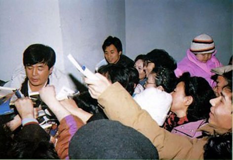 Люди просят мастера Ли Хунчжи поставить автограф на книге «Китайский Фалуньгун»