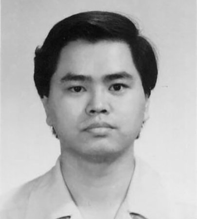 Ван Цзе, практикующий Фалуньгун из Пекина, впервые подавший иск на трёх китайских чиновников в Пекинский высший народный суд, 2000 г.