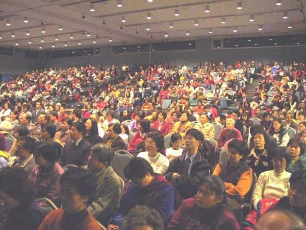 В зале Конференции во Всемирном торговом центре в Тайбэй на Тайване в 2001 г.