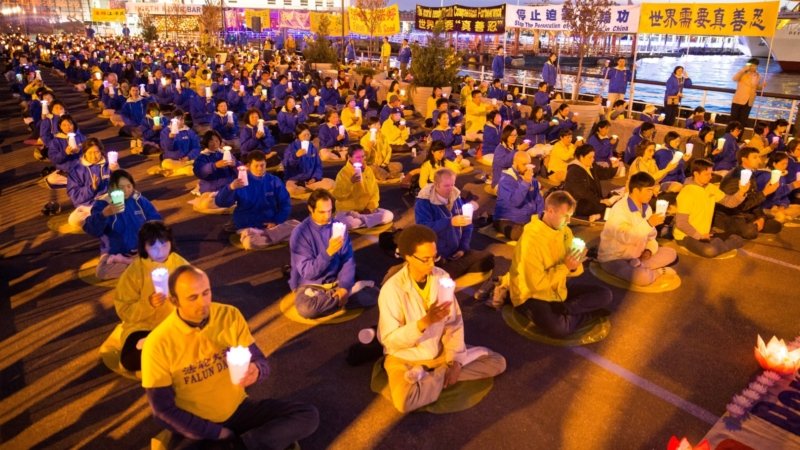 Акция с зажёнными сввечами, посвящённая памяти погибших в Китае последователей Фалуньгун