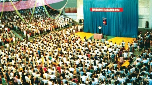 Мастер Ли Хунчжи обучает упражнениям Фалуньгун. Город Далянь 1994 г.