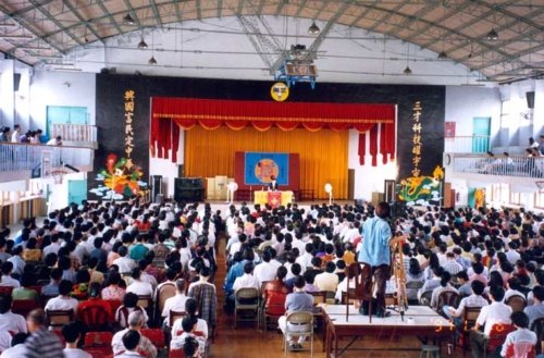 Мастер Ли Хунчжи читает лекцию в г.Тайбэй, Тайвань. Ноябрь 1997 г.