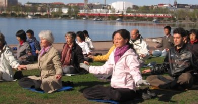Коллективное выполнение упражнений Фалуньгун. Финляндия