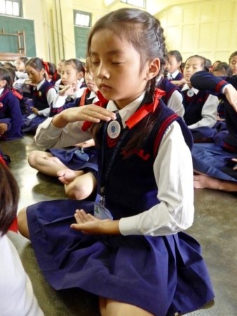 Школьницы в отдалённом районе Индии изучают упражнения Фалунь Дафа